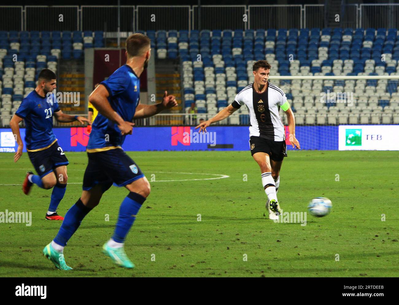 Pristina, Kosovo. September 2023. Fußball, U21 Männer: Qualifikation zur Europameisterschaft, Gruppe D, 3. Spieltag, Kosovo - Deutschland im Fadil Vokrri Stadion. Eric Martel (r) in Aktion gegen den Kosovo-Adem Podrimingham (l). Credit: -/dpa/Alamy Live News Stockfoto