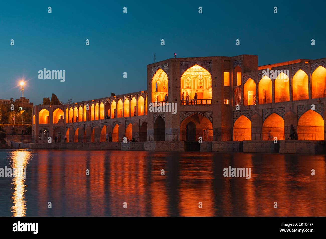 Isfahan, Iran - 15. juni 2022: Alte Khajoo-Brücke bei Nacht, über den Zayandeh-Fluss in Isfahan, Iran. Stockfoto