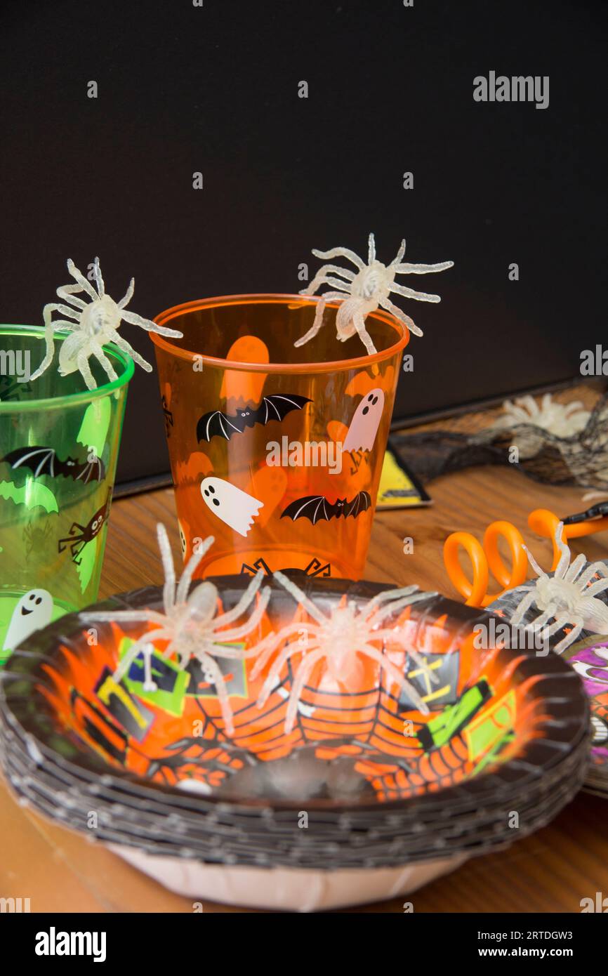 Horror Halloween-Thema mit Krabbelspinnen, die nachts eine Party feiern Stockfoto