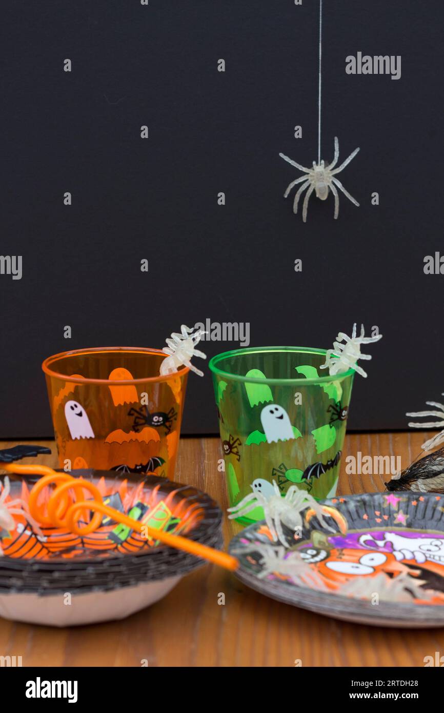 Lustige Halloween-Party mit Krabbelspinnen und gruseligen Themen am Abend Stockfoto