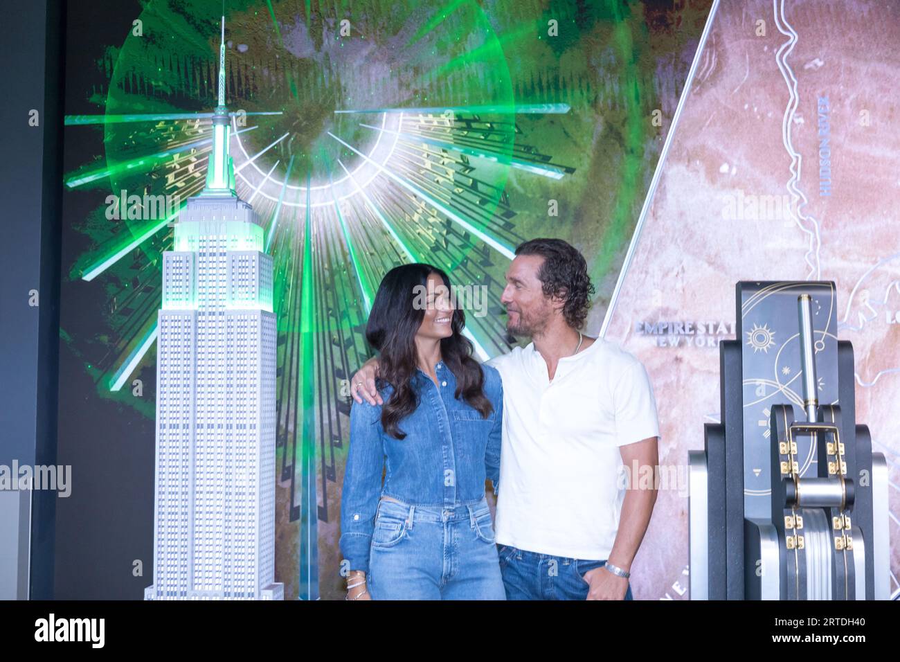 New York City. 12. September 2023 Camila Alves McConaughey und Matthew McConaughey besuchen am 12. September 2023 das Empire State Building in New York City. Quelle: Brasilien Photo Press/Alamy Live News Stockfoto