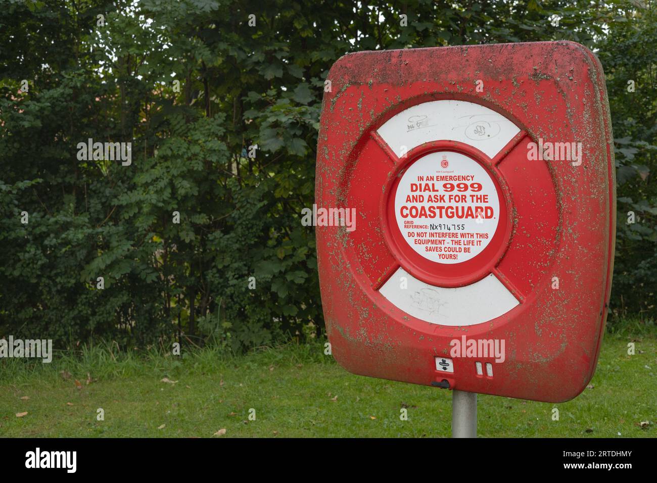 Schutzschrank für einen Rettungsring im Dock Park, Dumfries, Schottland. Der Park liegt in der Nähe des Flusses Nith. Stockfoto