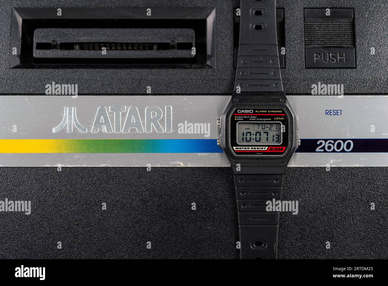 Vintage Casio W14 auf der Atari Spielkonsole Stockfoto