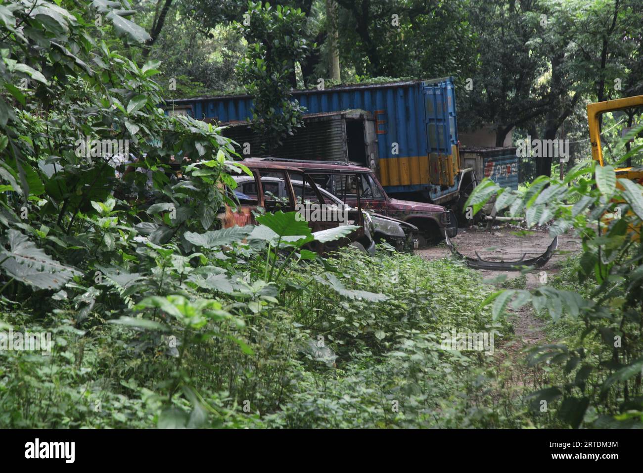 Dhaka, Bangladesch – 12. September 2023: Die beschlagnahmten Fahrzeuge wurden unter freiem Himmel auf dem Deponieplatz der Shahbagh Police Station in Suh verrottet Stockfoto