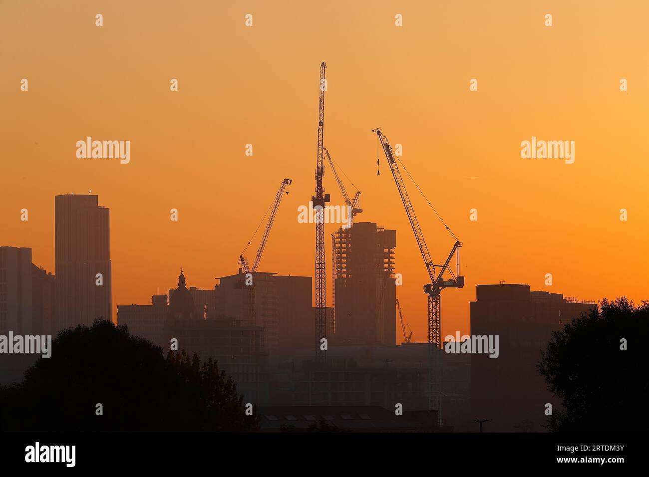 Blick auf das Stadtzentrum von Leeds bei Sonnenaufgang mit Turmdrehkranen bei verschiedenen Bauprojekten Stockfoto