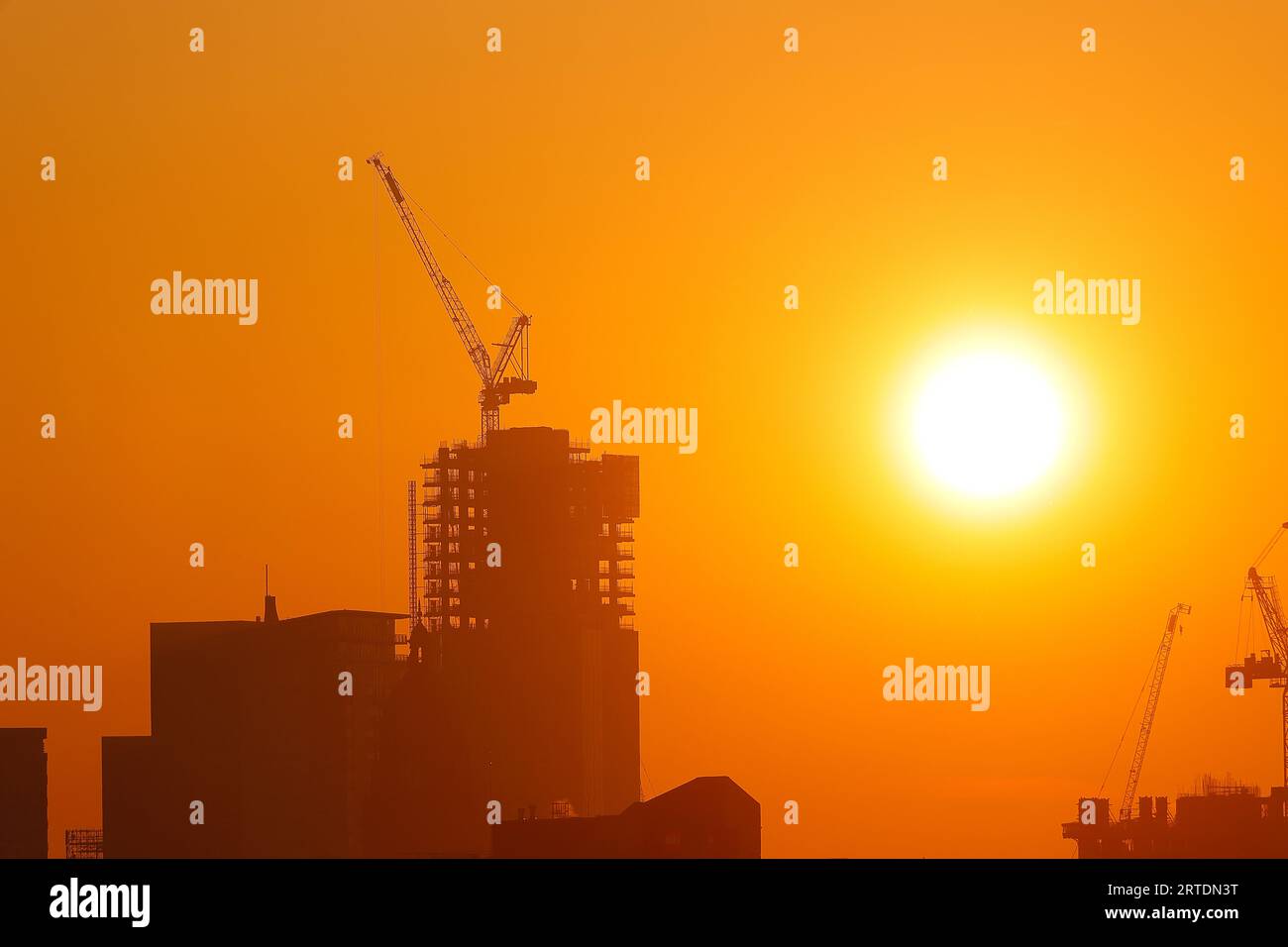 Blick auf das Stadtzentrum von Leeds bei Sonnenaufgang mit Turmdrehkranen bei verschiedenen Bauprojekten Stockfoto