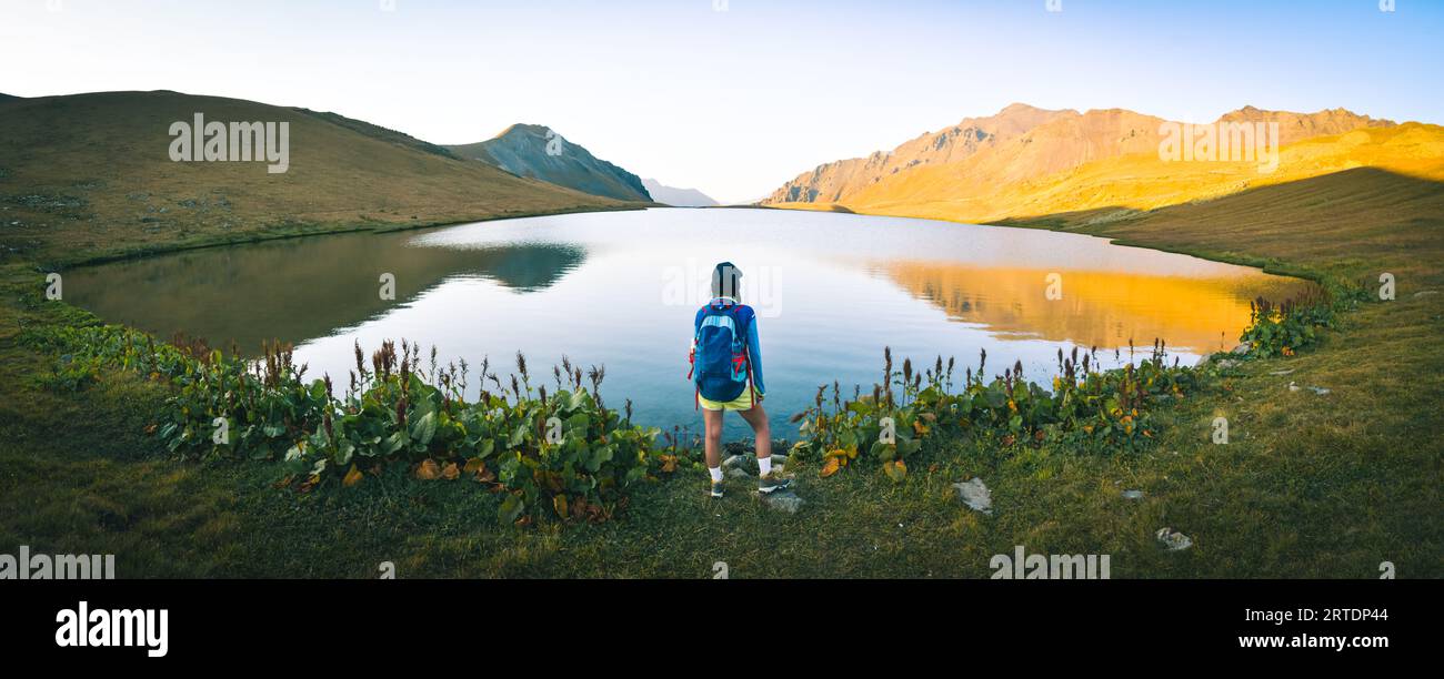 Weibliche kaukasische Frau Wanderer Stand genießen friedliche See Panorama im Lgodekhi Nationalpark, Georgien .berühmte Wanderwege im kaukasus-Konzept Stockfoto