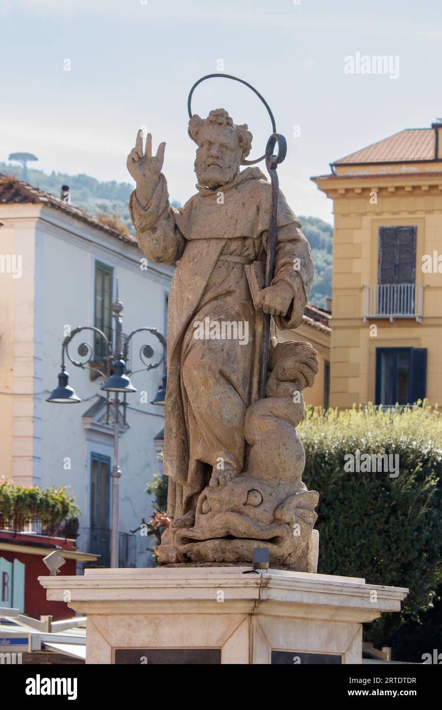 Die Statue von Sant' Antonino, Piazza Tassoin, Sorrent. Sorrento ist eine Küstenstadt im Südwesten Italiens mit Blick auf die Bucht von Neapel auf der sorrentinischen Halbinsel. Hoch oben auf Klippen, die die Stadt von ihren geschäftigen Yachthäfen trennen, ist sie bekannt für ihren atemberaubenden Blick auf das Wasser und die Piazza Tasso, ein von Cafés gesäumter Platz. Stockfoto