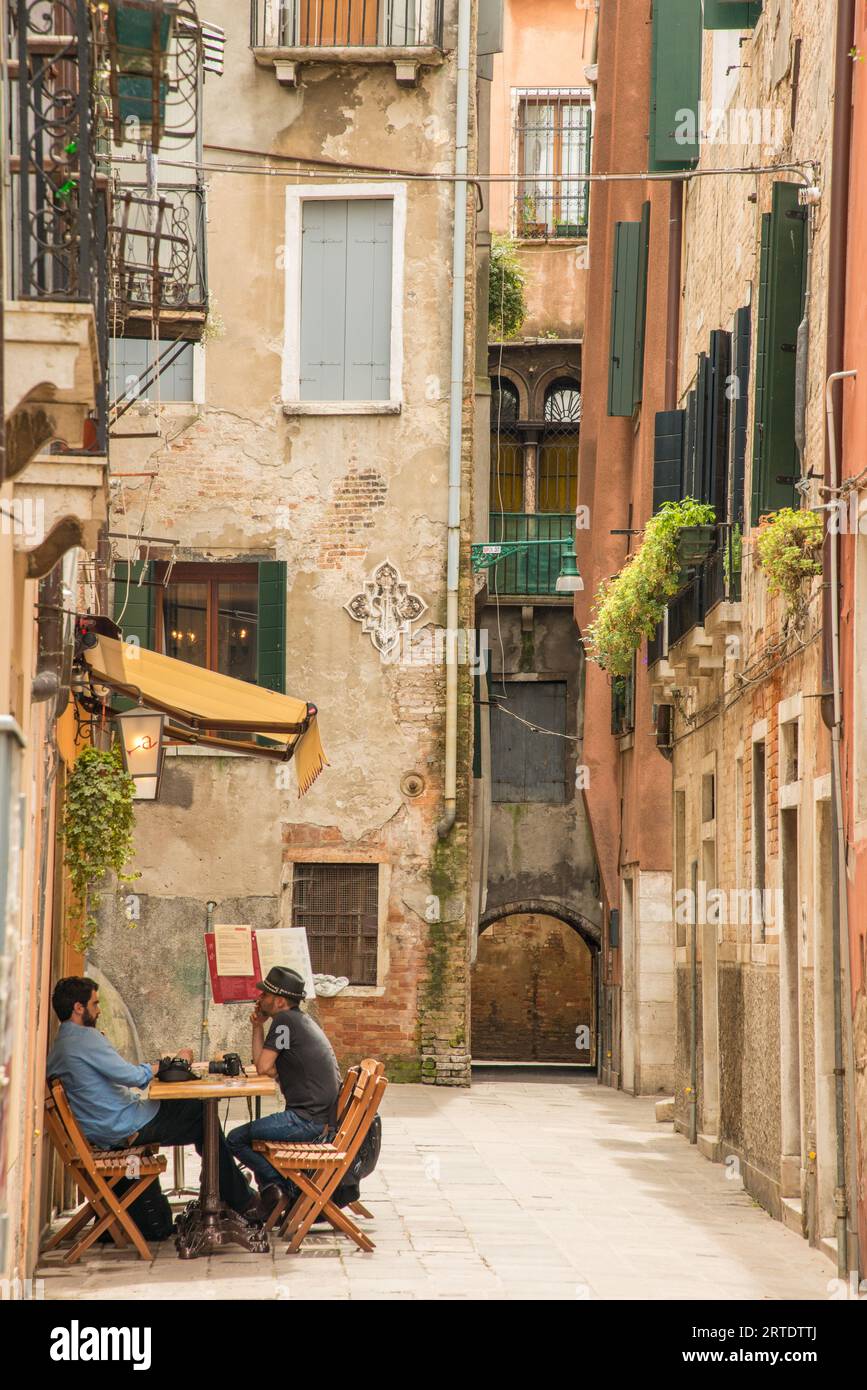 Kleines Straßencafé in Venedig, Italien Stockfoto