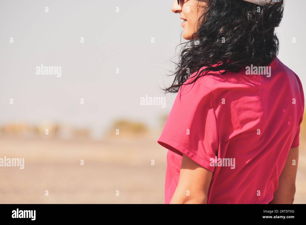 Close-up kaukasische Mädchen Porträt Stand in der Wüste allein genießen Reise Besuch Wüste. Hintergrundbild Banner Hintergrund Reisende auf der Straße Stockfoto