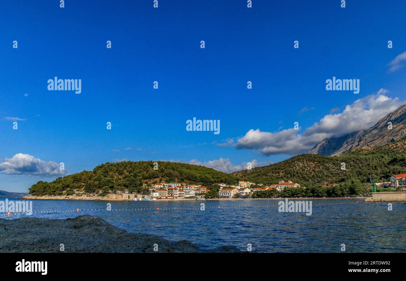 Blick auf die Bucht und den Hafen von Drvenik in Kroatien Stockfoto