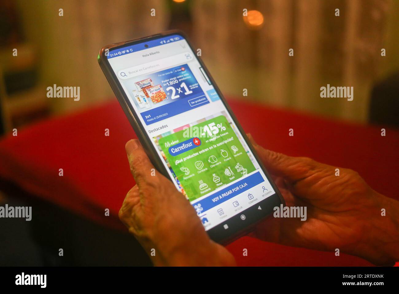 Noreña, Spanien, 12. September 2023: Eine Dame kauft online bei Carrefour während der Preise für Produkte in spanischen Online-Supermärkten steigt im August, am 12. September 2023, in Noreña, Spanien. Quelle: Alberto Brevers / Alamy Live News. Stockfoto