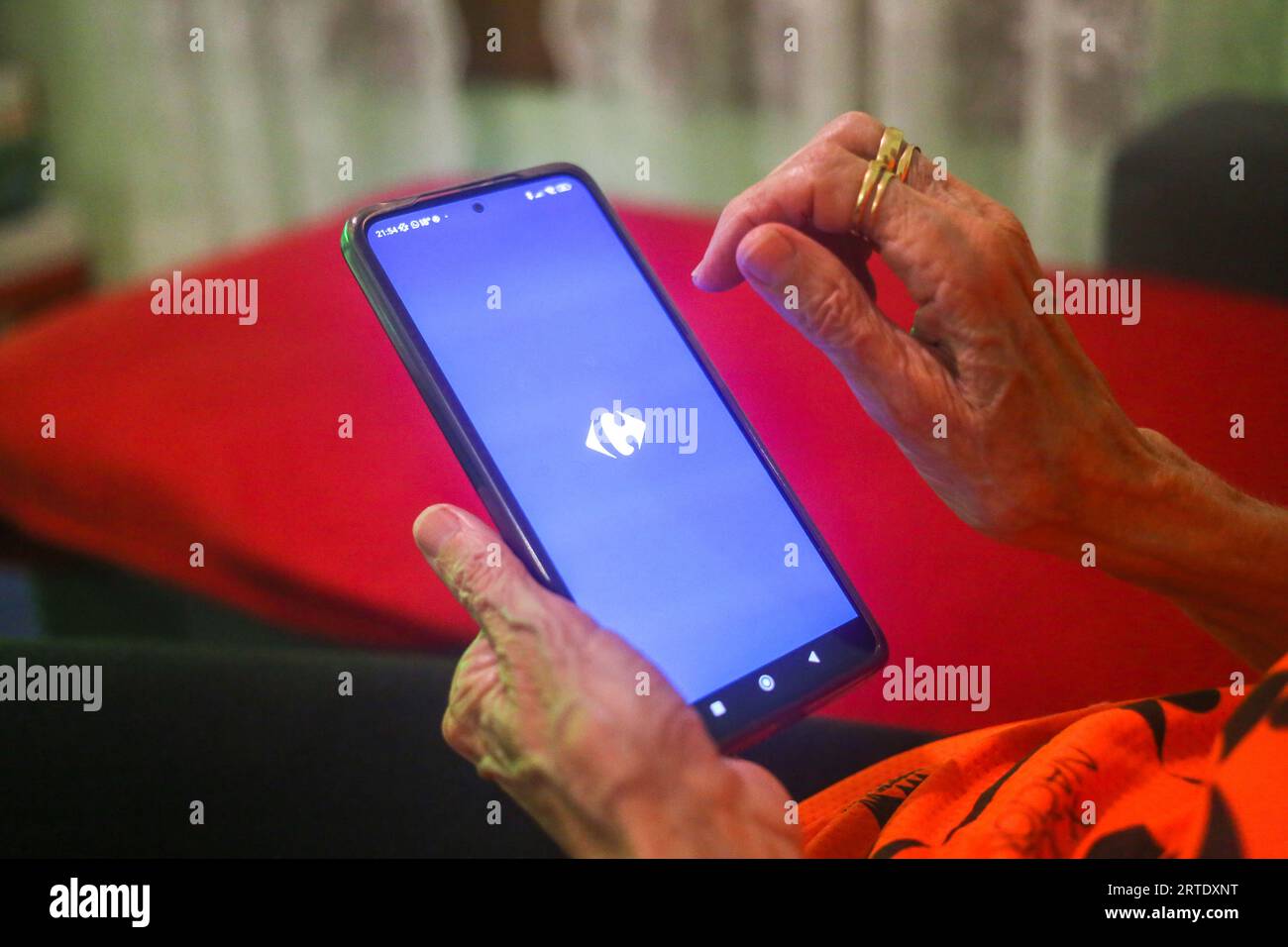 Noreña, Spanien, 12. September 2023: Eine Dame, die während des Preises der Produkte in spanischen Online-Supermärkten die Online-Anwendung des Carrefour-Supermarktes einreist, steigt im August, am 12. September 2023, in Noreña, Spanien, um fast 12 %. Quelle: Alberto Brevers / Alamy Live News. Stockfoto