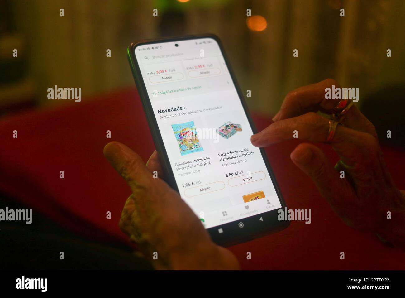 Noreña, Spanien, 12. September 2023: Eine Dame schaut sich die Angebote des Mercadona-Supermarktes an, während der Preis der Produkte in spanischen Online-Supermärkten im August, am 12. September 2023, in Noreña, Spanien, um fast 12% steigt. Quelle: Alberto Brevers / Alamy Live News. Stockfoto