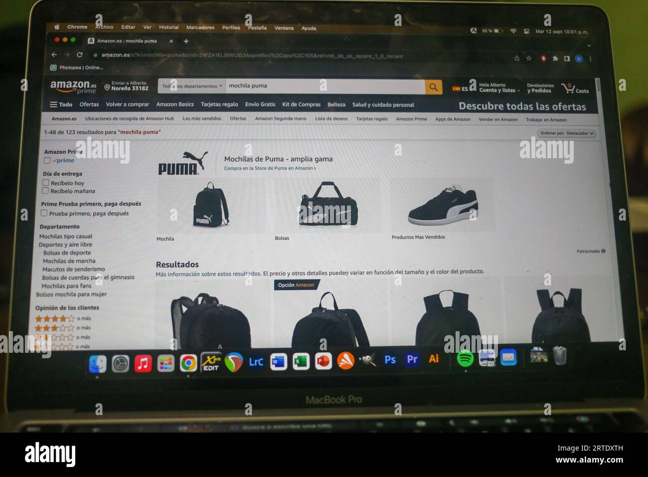 Noreña, Spanien, 12. September 2023: Ein Junge, der sich Produkte bei Amazon Prime während des Preises von Produkten in spanischen Online-Supermärkten anschaut, steigt im August, am 12. September 2023, in Noreña, Spanien, um fast 12 %. Quelle: Alberto Brevers / Alamy Live News. Stockfoto