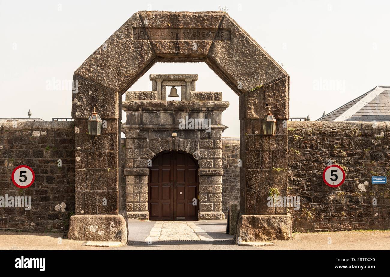 Princetown, Dartmoor, Devon, England, Vereinigtes Königreich. September 2023. Tor und Eingang zum HM Prison Dartmoor ein historisches Gefängnis in der Moorstadt P Stockfoto