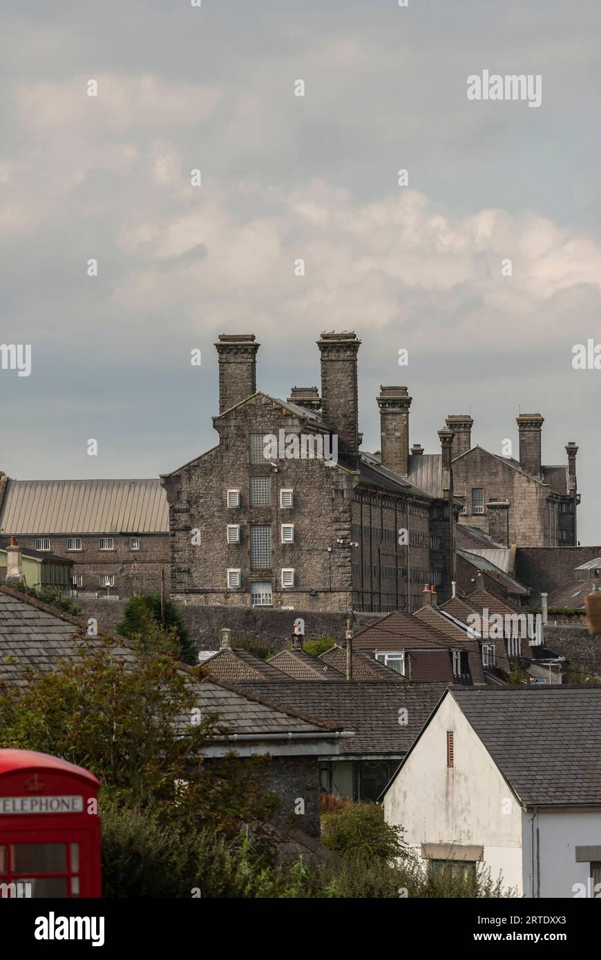 Princetown, Dartmoor, Devon, England, Vereinigtes Königreich. September 2023. Princetown Häuser und Häuser mit Blick auf Dartmoor Gefängnisgebäude auf Dartmoor Stockfoto