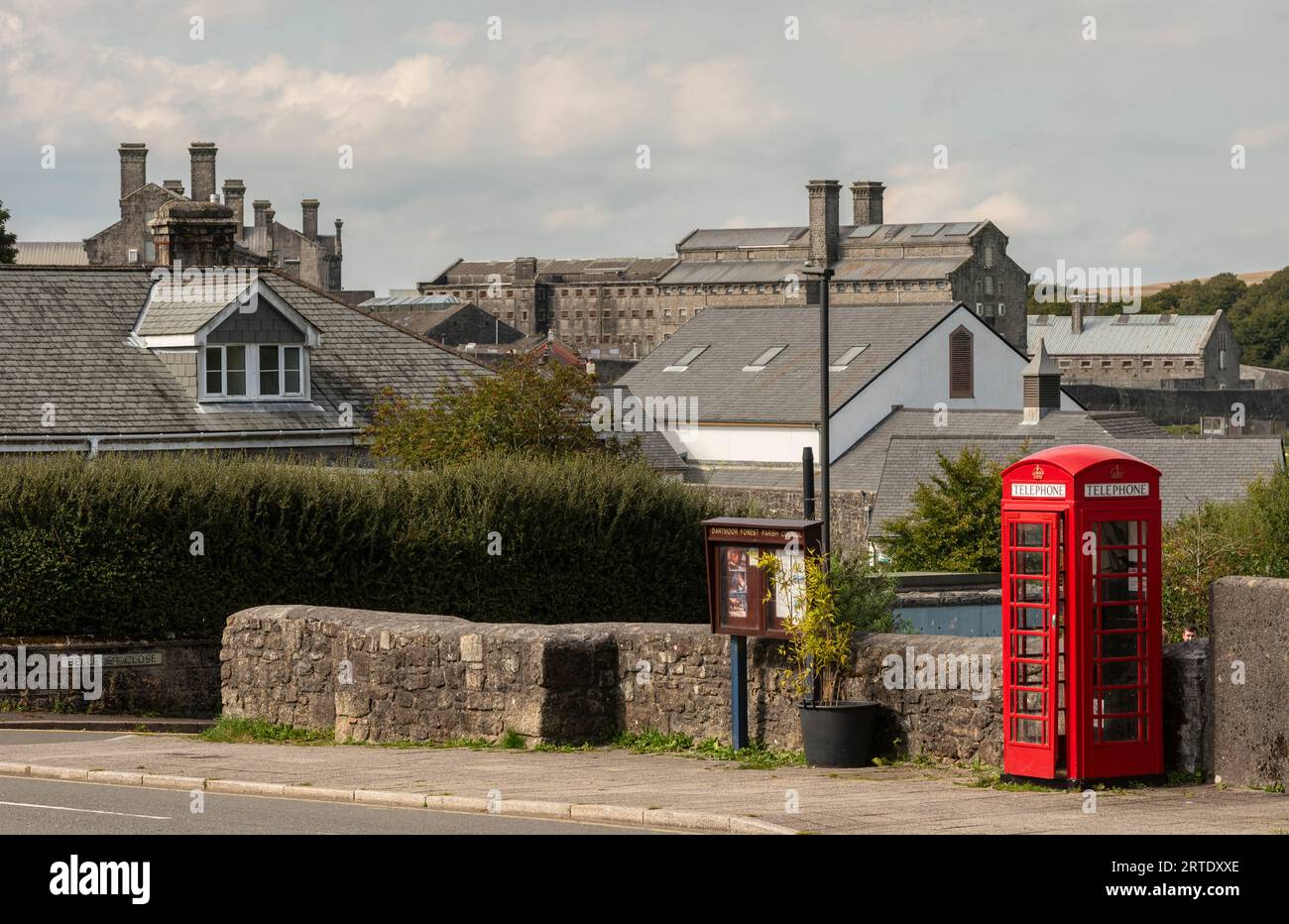 Princetown, Dartmoor, Devon, England, Vereinigtes Königreich. September 2023. Princetown Häuser und Häuser mit Blick auf Dartmoor Gefängnisgebäude auf Dartmoor Stockfoto