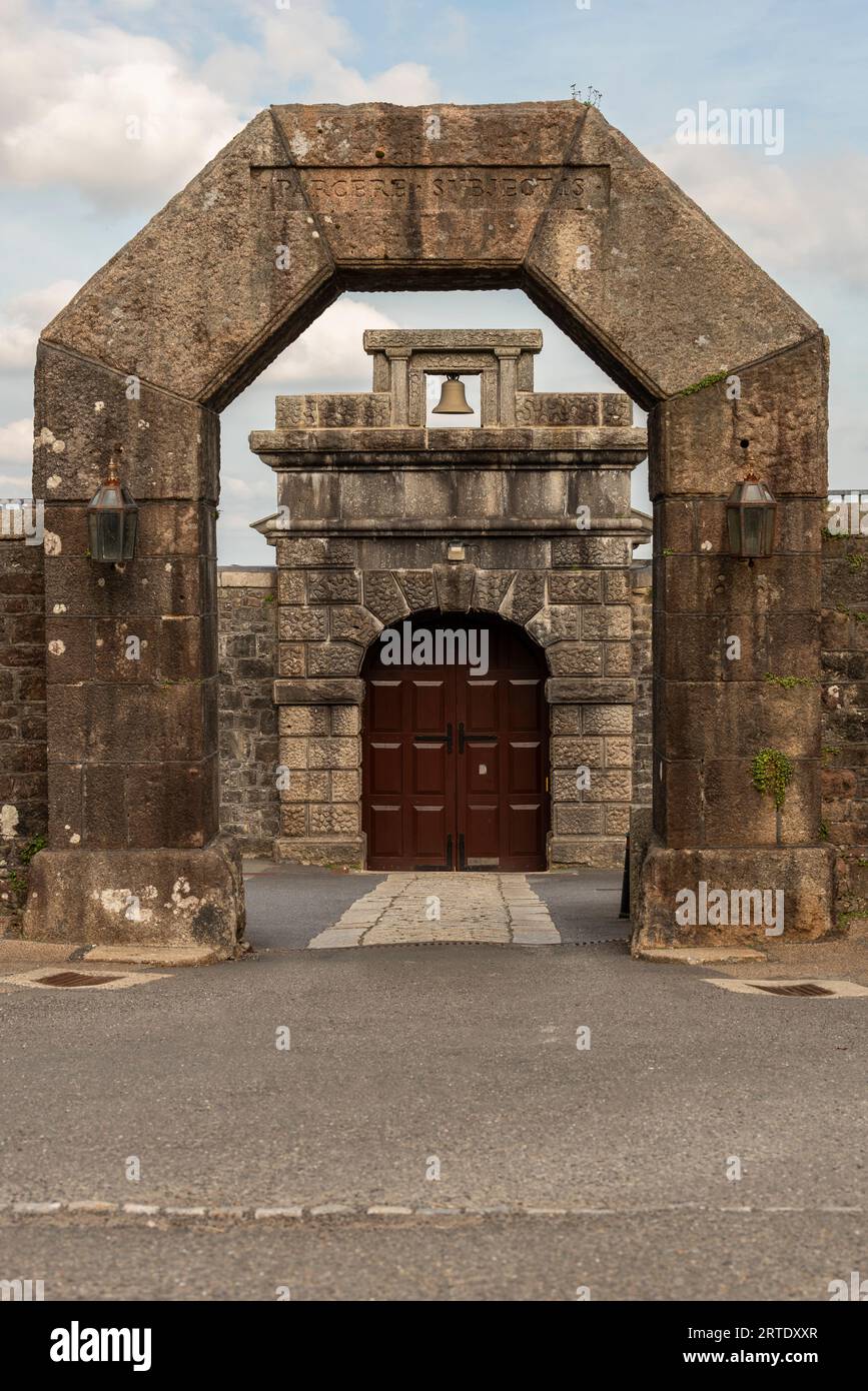 Princetown, Dartmoor, Devon, England, Vereinigtes Königreich. September 2023. Tor und Eingang zum HM Prison Dartmoor ein historisches Gefängnis in der Moorstadt P Stockfoto