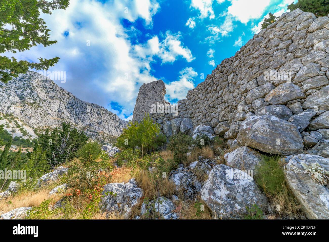 Ruinen der Gradina-Festung auf dem Berg Drvenik Biokovo in Kroatien Stockfoto