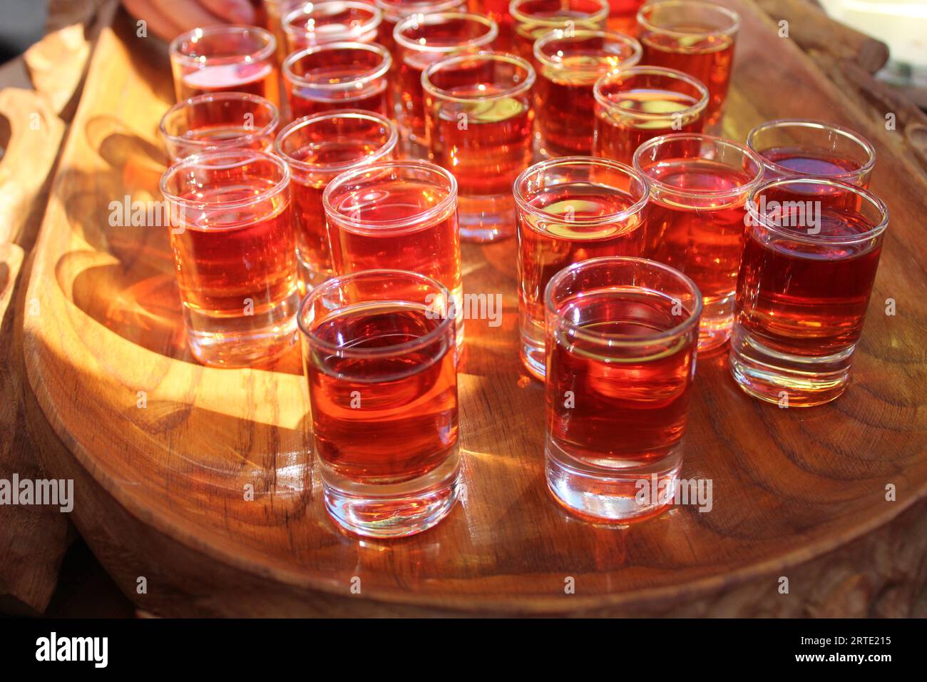 Rotes Getränk, Saft, Tinktur, Alkohol in kleinen Gläsern, Gläser. Alkoholische Getränke Alkoholismus hausgemachter Alkohol behandelt Traditionen Stockfoto