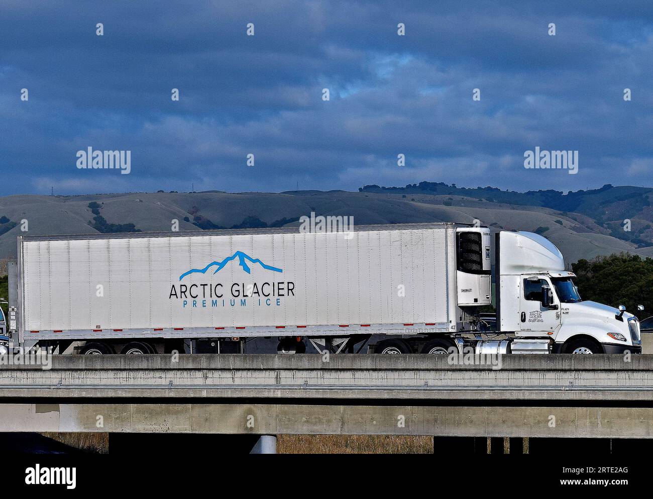 Arctic Glacier Premium Ice Truck auf der 880 Freeway Alameda Creek Überführung, Kalifornien Stockfoto