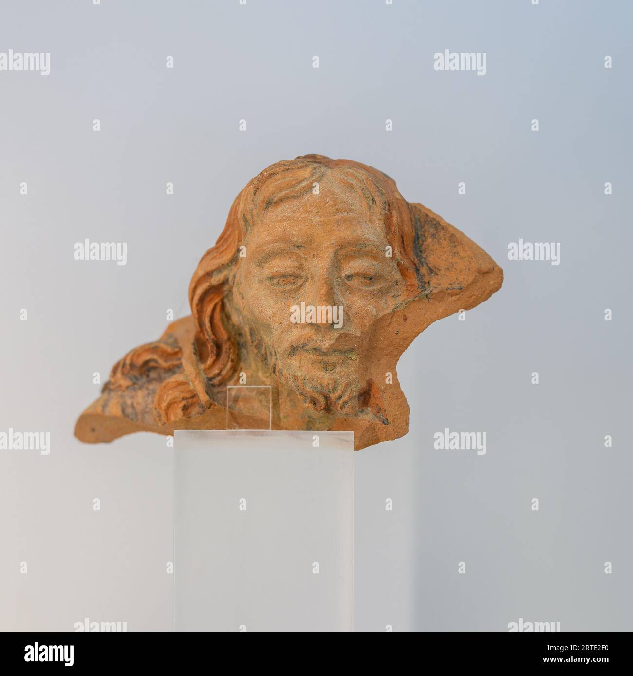 Head of Christ – ein appliziertes Element. Keramik in Halbform geformt. 18. Jahrhundert. Expo im Schloss São Jorge, Lissabon, Portugal. [artikel: CSJ 4556] Stockfoto