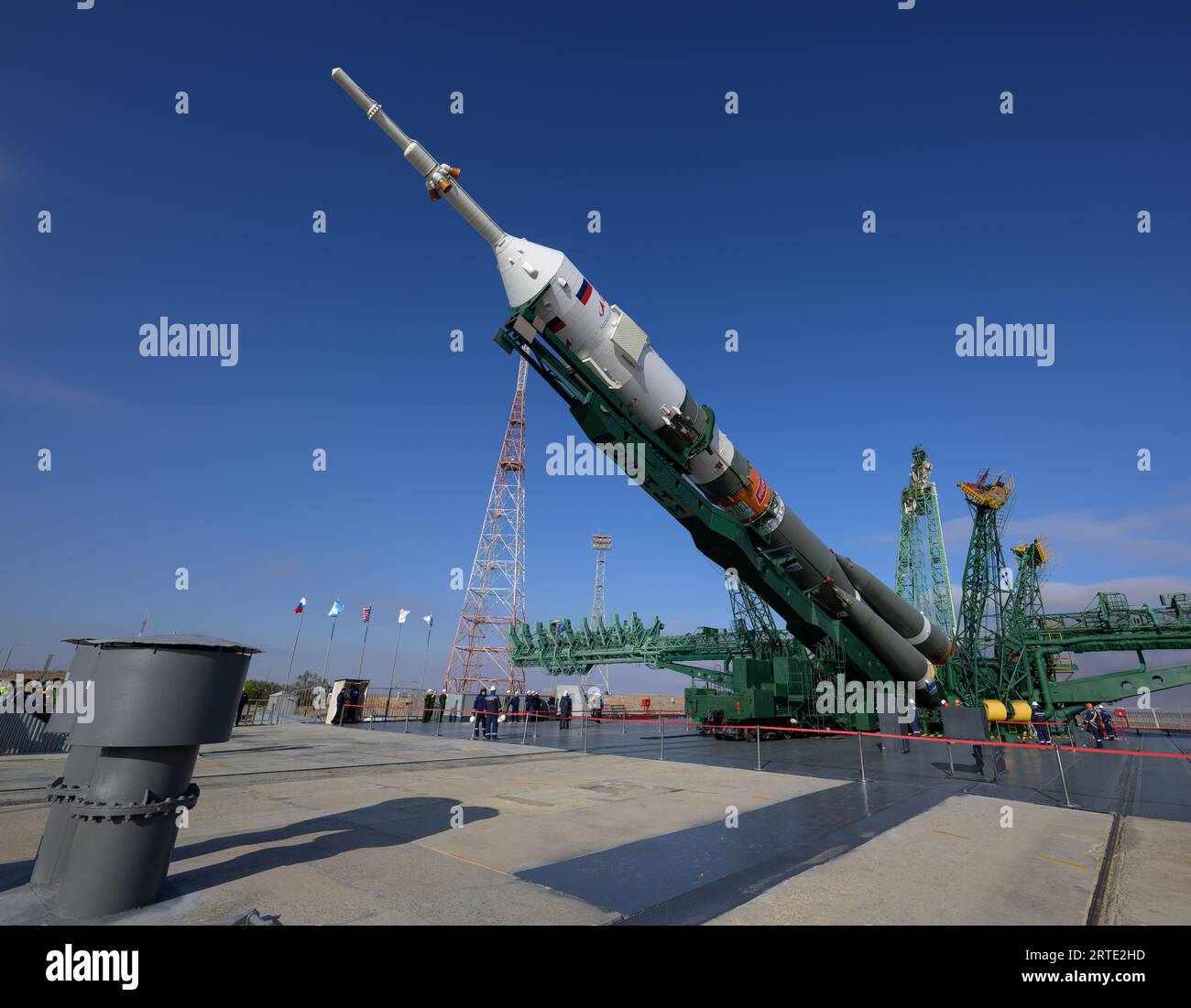 Baikonur, Kasachstan. September 2023. Die russische Sojus-MS-24-Raumsonde und die Boosterrakete werden nach dem Start auf der Startplattform 31 des Baikonur-Kosmodroms am 12. September 2023 in Baikonur, Kasachstan, in senkrechte Position gebracht. Die 70 Astronaut Loral O’Hara von der NASA und die Kosmonauten Oleg Kononenko und Nikolai Chub von Roscosmos starten am 15. September zum Umlauflabor. Quelle: Bill Ingalls/NASA/Alamy Live News Stockfoto