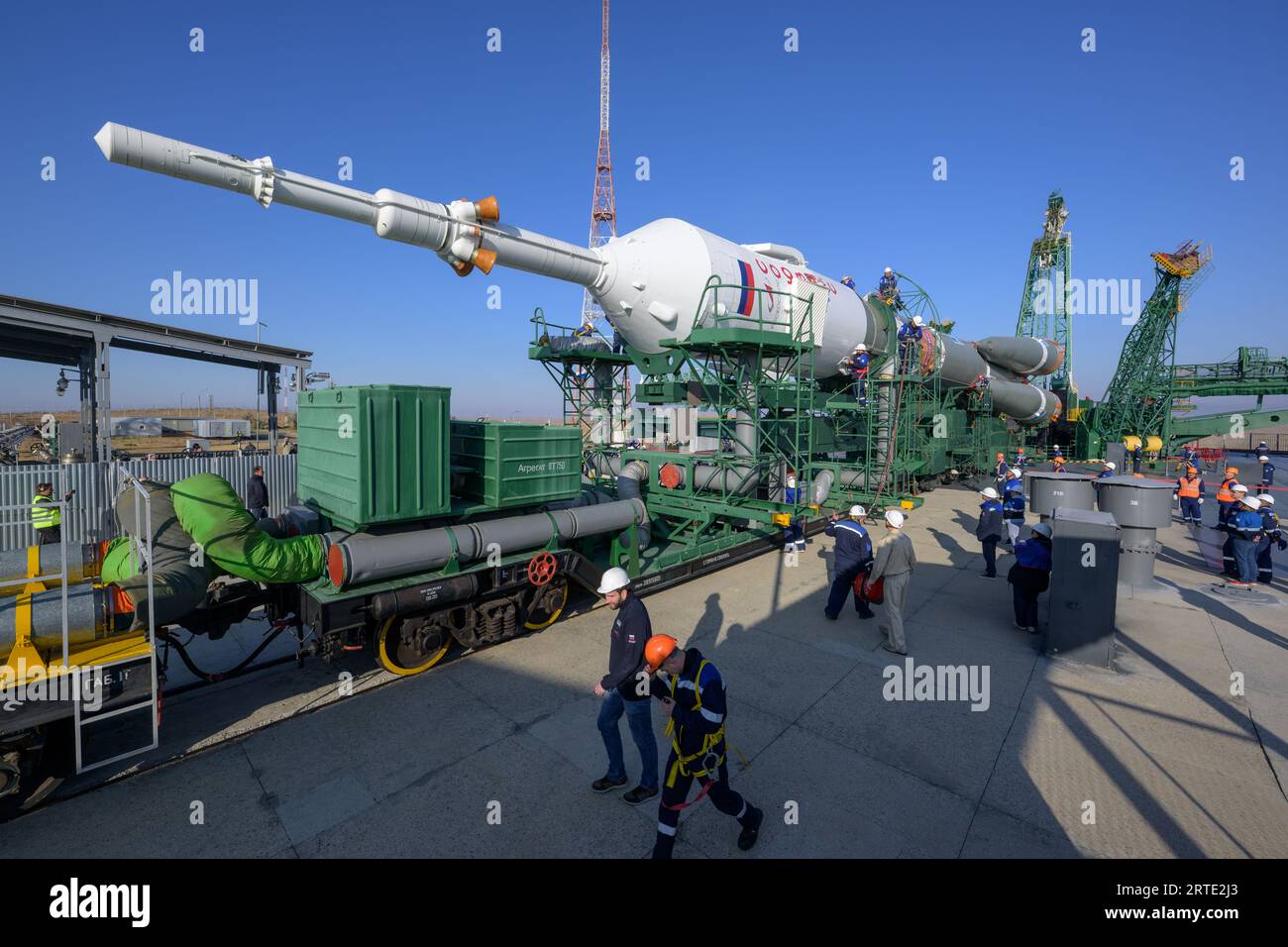 Baikonur, Kasachstan. September 2023. Die russische Sojus-MS-24-Raumsonde und die Startrakete werden während des Ausbaus zur Startplattform 31 am Baikonur-Kosmodrom am 12. September 2023 in Baikonur, Kasachstan, per Zug transportiert. Die 70 Astronaut Loral O’Hara von der NASA und die Kosmonauten Oleg Kononenko und Nikolai Chub von Roscosmos starten am 15. September zum Umlauflabor. Quelle: Bill Ingalls/NASA/Alamy Live News Stockfoto