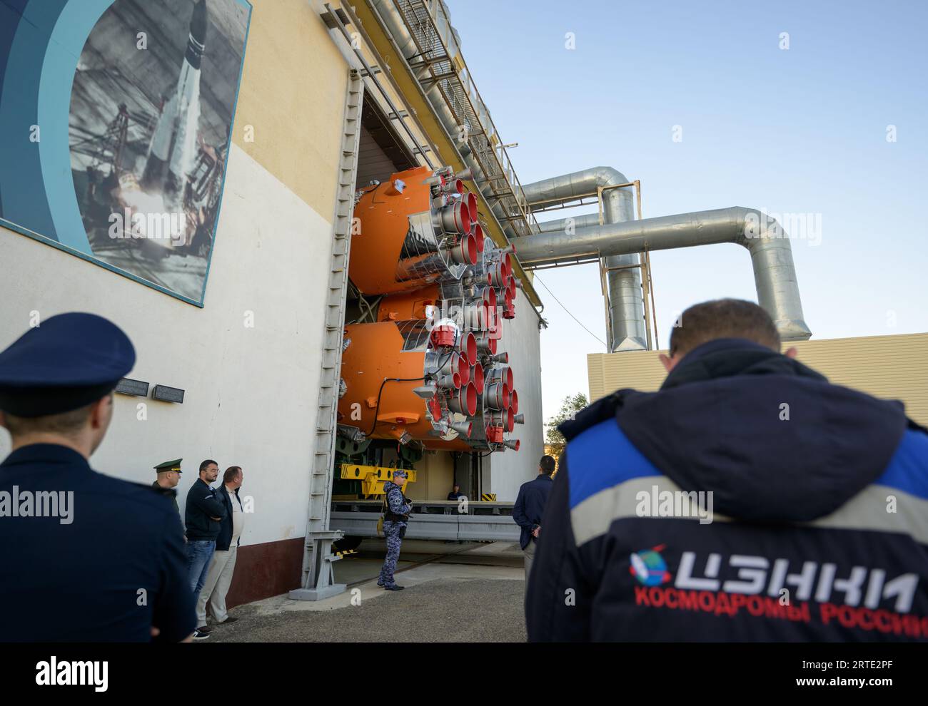 Baikonur, Kasachstan. September 2023. Die russische Sojus-MS-24-Raumsonde und die Startrakete werden während des Ausbaus zur Startplattform 31 am Baikonur-Kosmodrom am 12. September 2023 in Baikonur, Kasachstan, per Zug transportiert. Die 70 Astronaut Loral O’Hara von der NASA und die Kosmonauten Oleg Kononenko und Nikolai Chub von Roscosmos starten am 15. September zum Umlauflabor. Quelle: Bill Ingalls/NASA/Alamy Live News Stockfoto