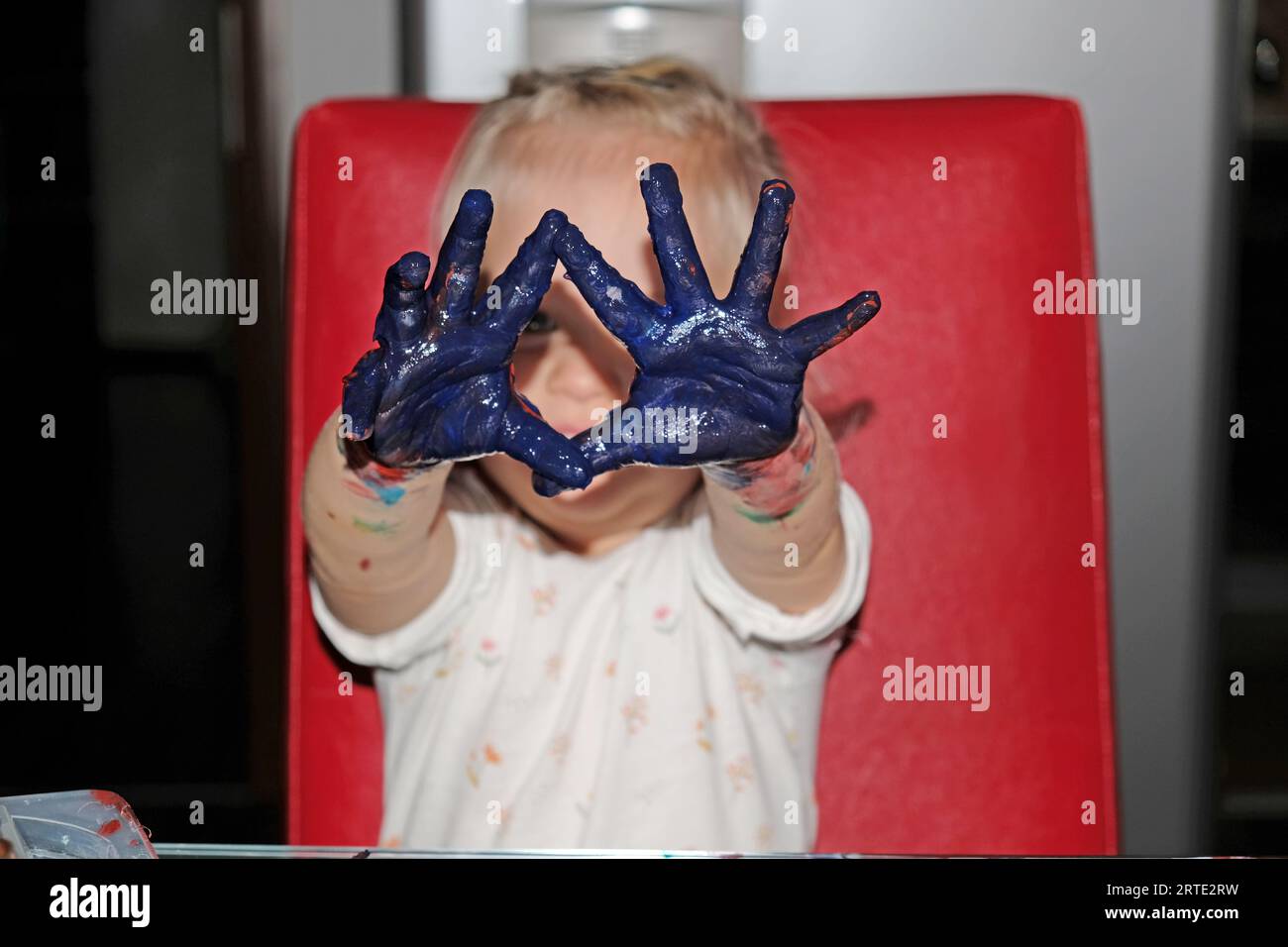 Gemalte Kinderhände von einem kleinen Mädchen Stockfoto