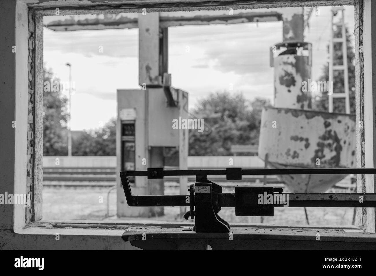 Alte, geschändete Baueisenbahn in Ungarn im Sommer Stockfoto
