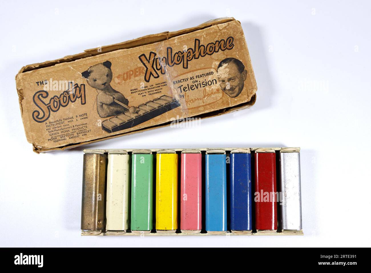 Vintage-Soja-Super-Xylophon für Kinder isoliert vor einem weißen Studiohintergrund Harry corbett TV-Moderator und Box Stockfoto