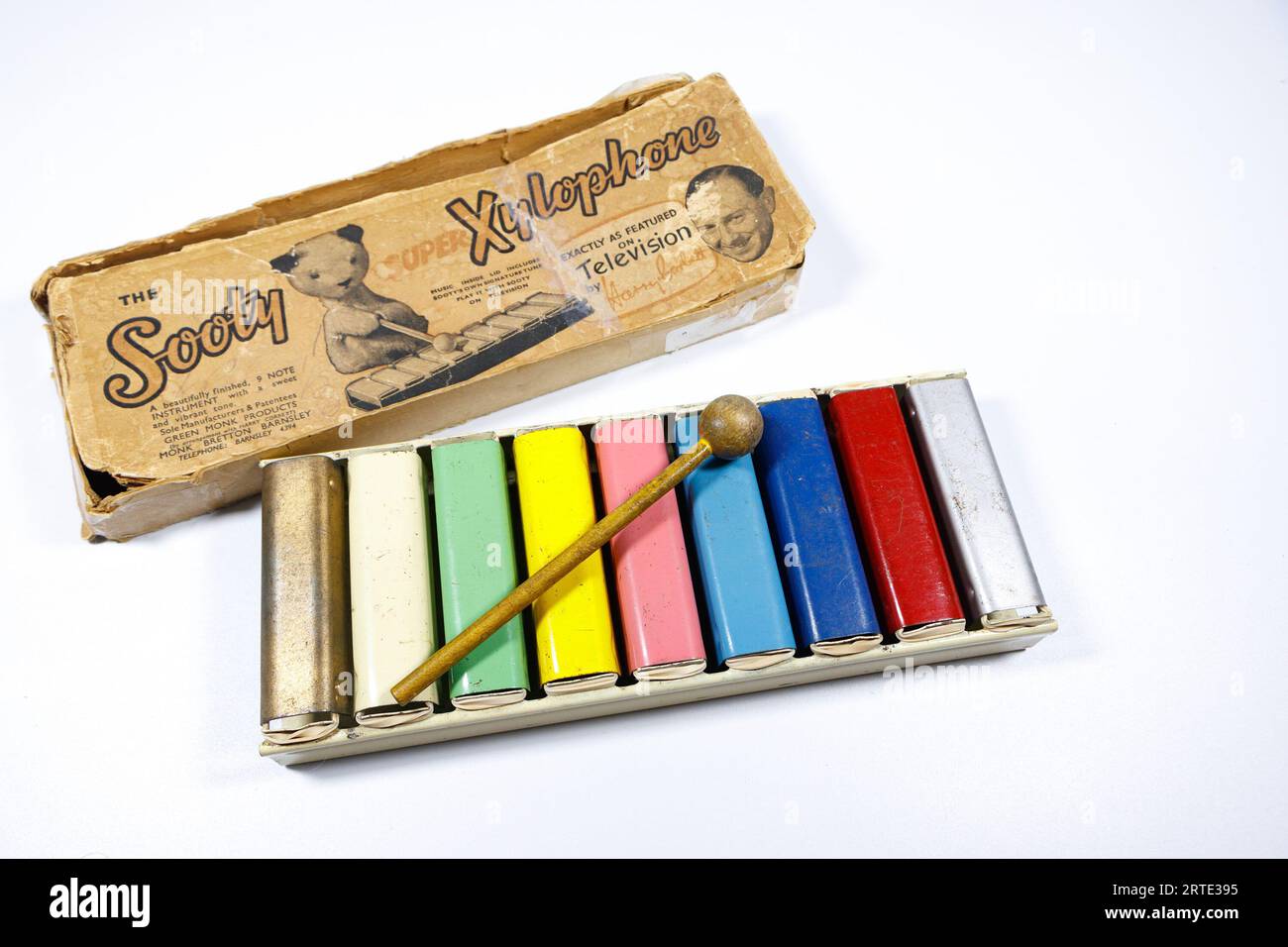Vintage-Soja-Super-Xylophon für Kinder isoliert vor einem weißen Studiohintergrund Harry corbett TV-Moderator und Box Stockfoto