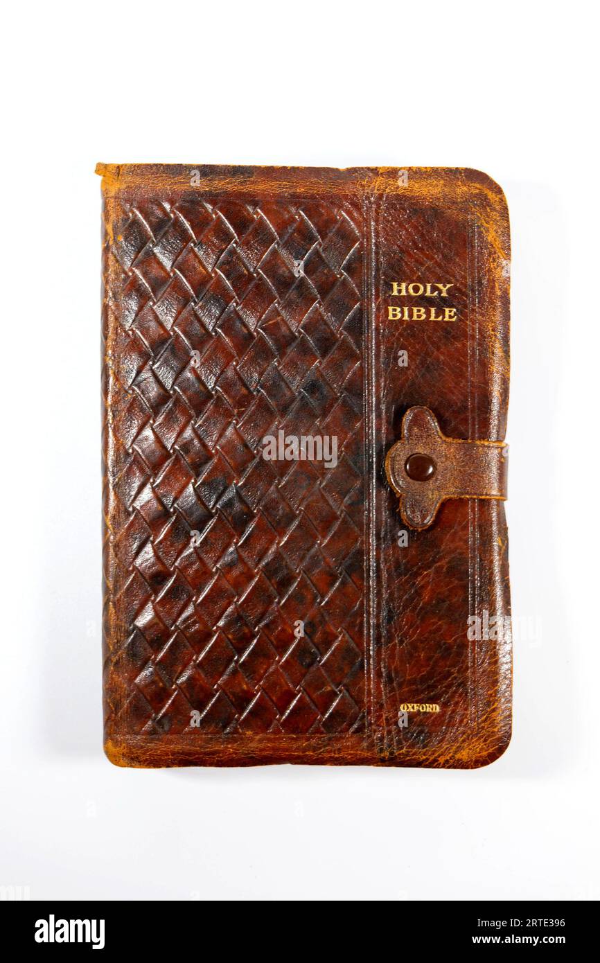 Vintage-Leder gebundene christliche Bibel isoliert vor einem weißen Studiohintergrund Stockfoto