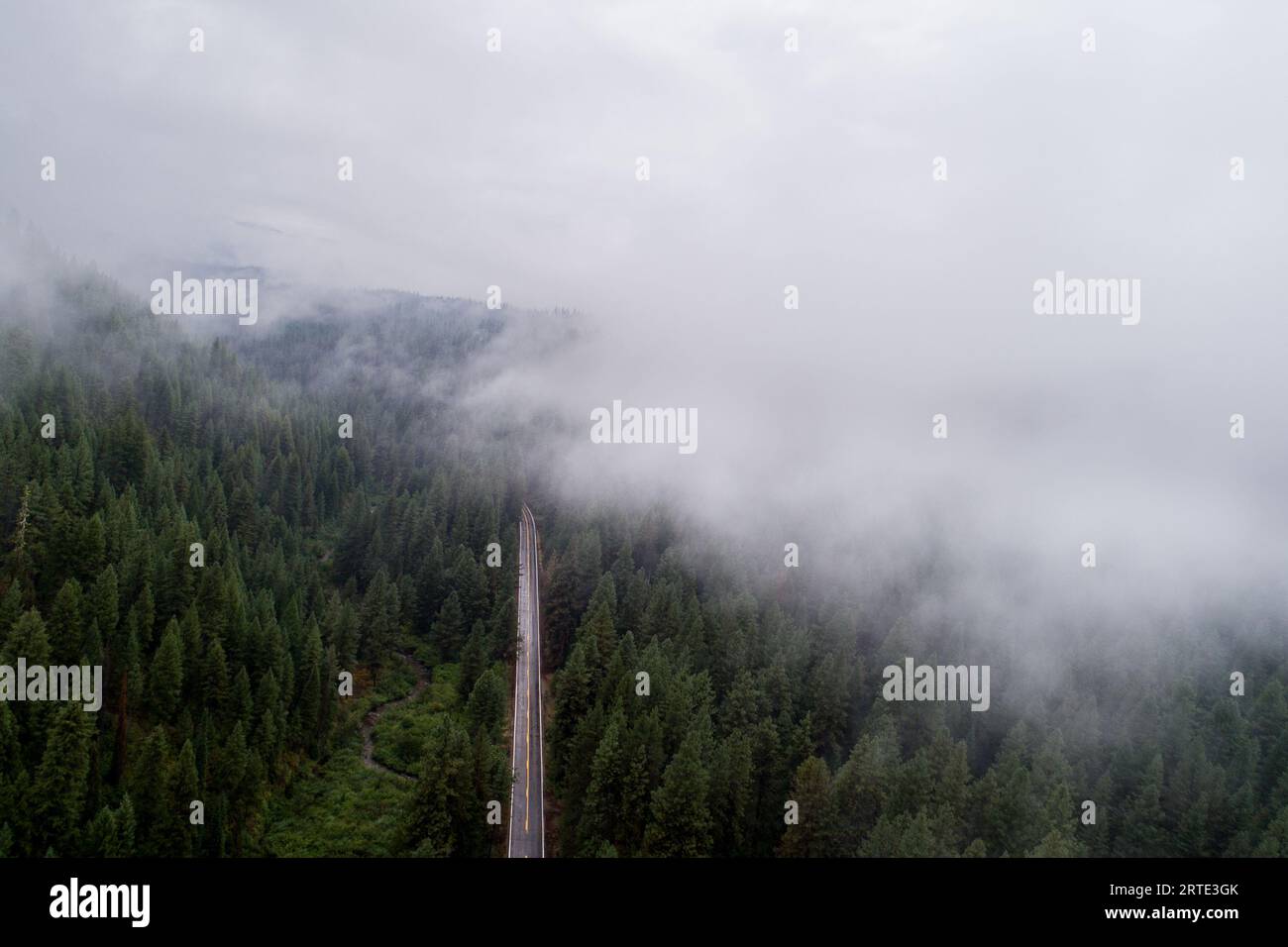 Landstraße bedeckt mit Wolken Stockfoto