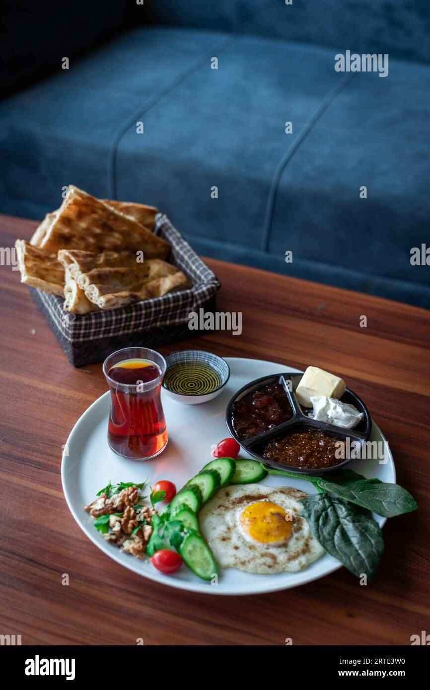 Ein Foto vom iranischen Frühstück mit Garnitur. Stockfoto