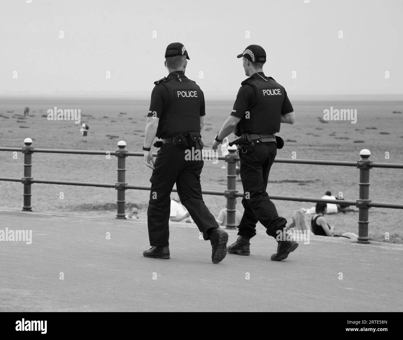 Zwei junge Polizisten auf der Promenade, Lytham St Annes, Lancashire, Großbritannien, Europa Stockfoto