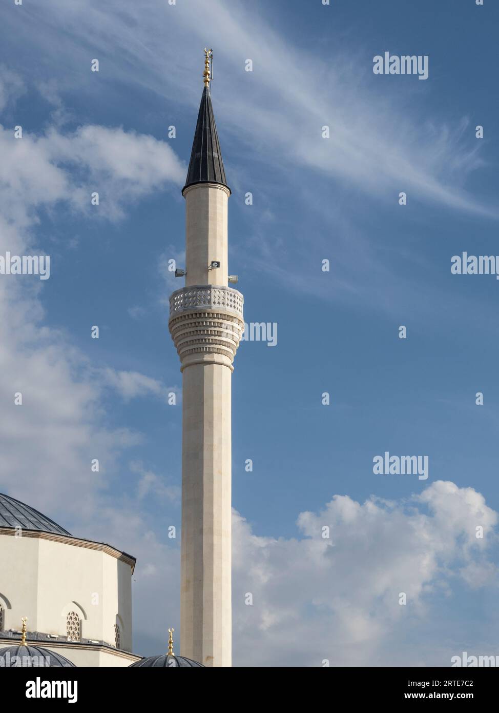 Nordmazedonien, Ohrid. Moscheeturm. Sommer, blauer Himmel mit weißen Wolken. Stockfoto