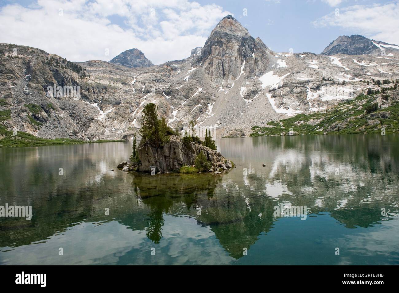 Berge spiegeln sich in einem See im King's Canyon National Park, Kalifornien, USA; Kalifornien, Vereinigte Staaten von Amerika Stockfoto