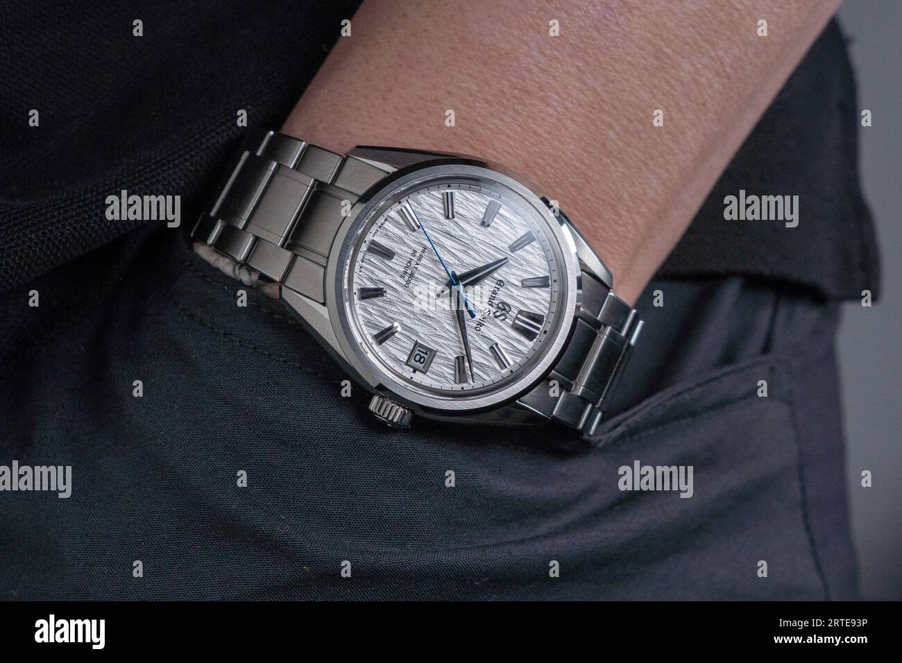 Grand Seiko SLGH005 WeiBer Birkenschuss auf Humi Alpha Bravo Tasche Stockfotografie Alamy