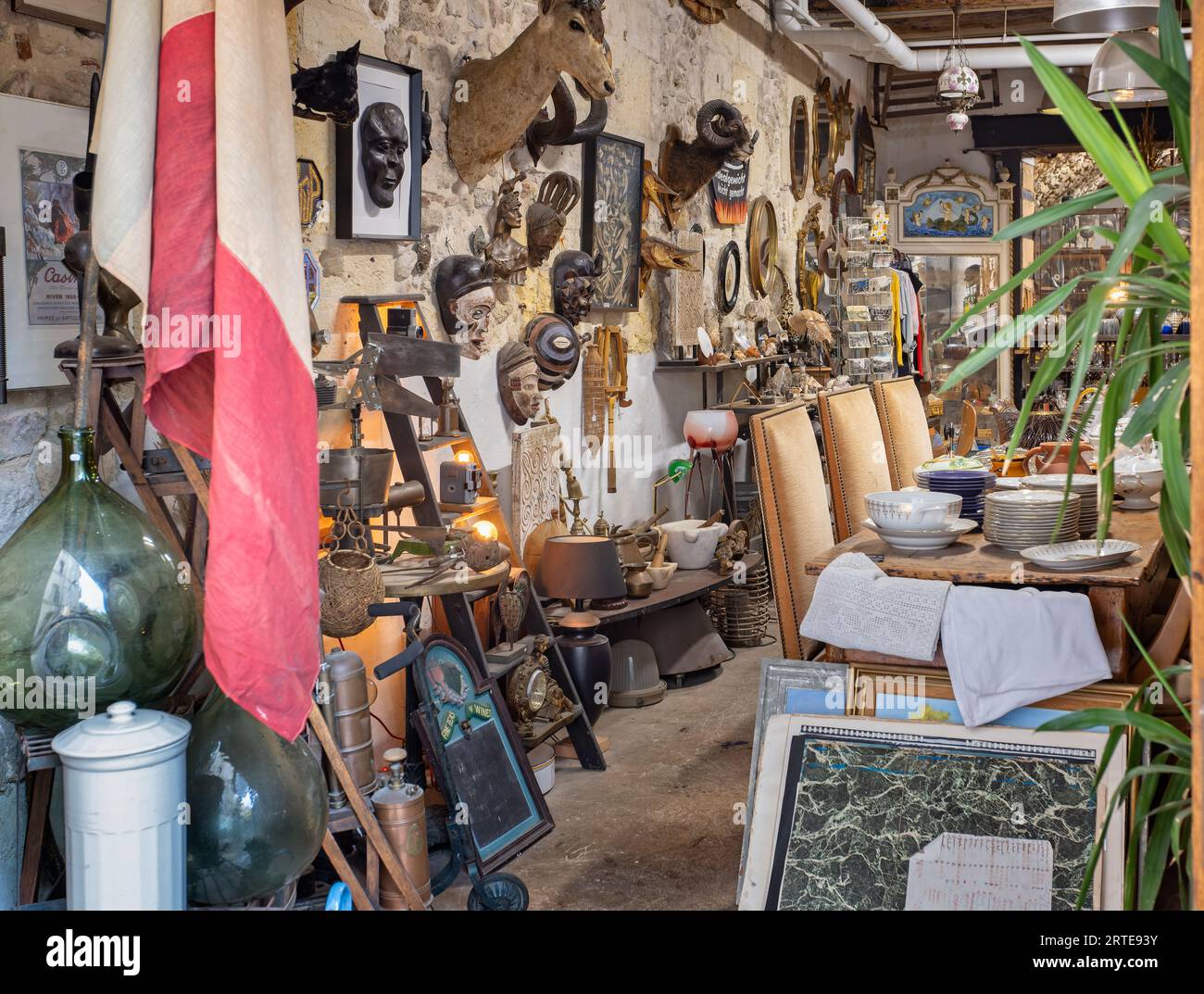 Das Innere eines Bric-a-Brac-Shops im mittelalterlichen Viertel von Marseille, Frankreich, am 27. August 2023 Stockfoto