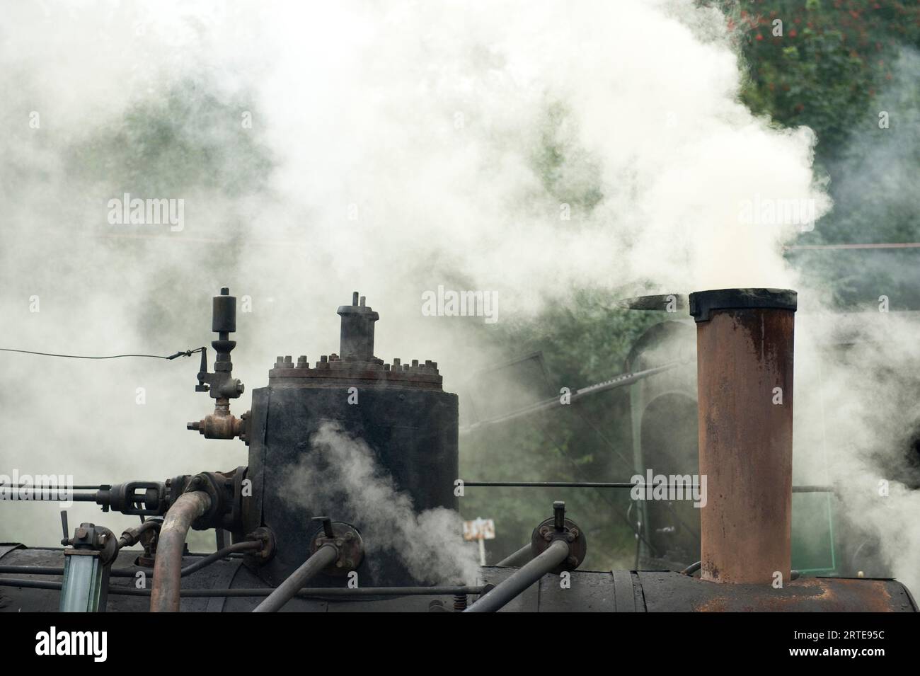 Dampf steigt aus einer Lokomotive auf dem Mount Snowdon in Wales, England; Wales, Großbritannien Stockfoto