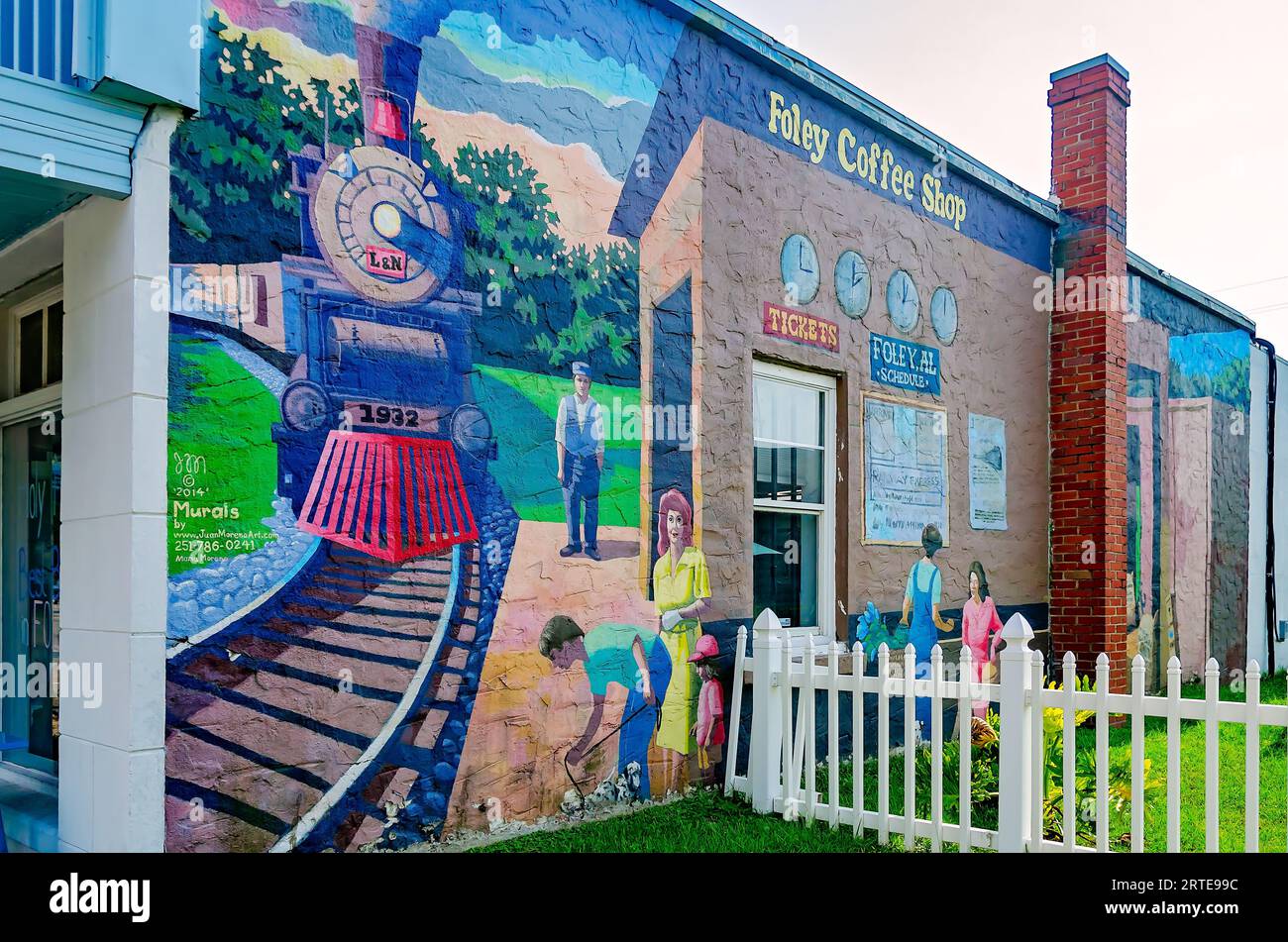 Ein Wandbild feiert Foleys Eisenbahngeschichte im Foley Coffee Shop, 19. August 2023, in Foley, Alabama. Stockfoto