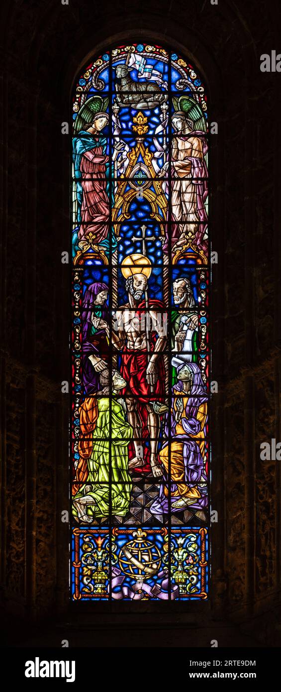 Johannes der Täufer. Buntglasfenster in der Kirche Santa Maria de Belém neben dem Kloster Jerónimos in Lissabon, Portugal. Stockfoto