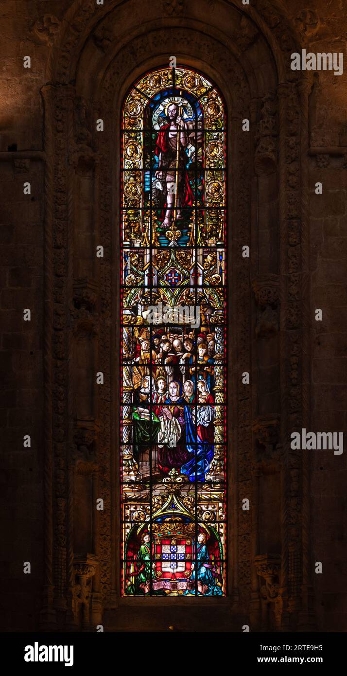 Johannes der Täufer. Buntglasfenster in der Kirche Santa Maria de Belém neben dem Kloster Jerónimos in Lissabon, Portugal. Stockfoto