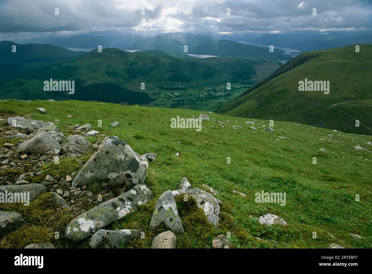Flechtenbedeckte Felsen säumen die Berglandschaft in der Nähe von Ben Nevis; Schottland Stockfoto