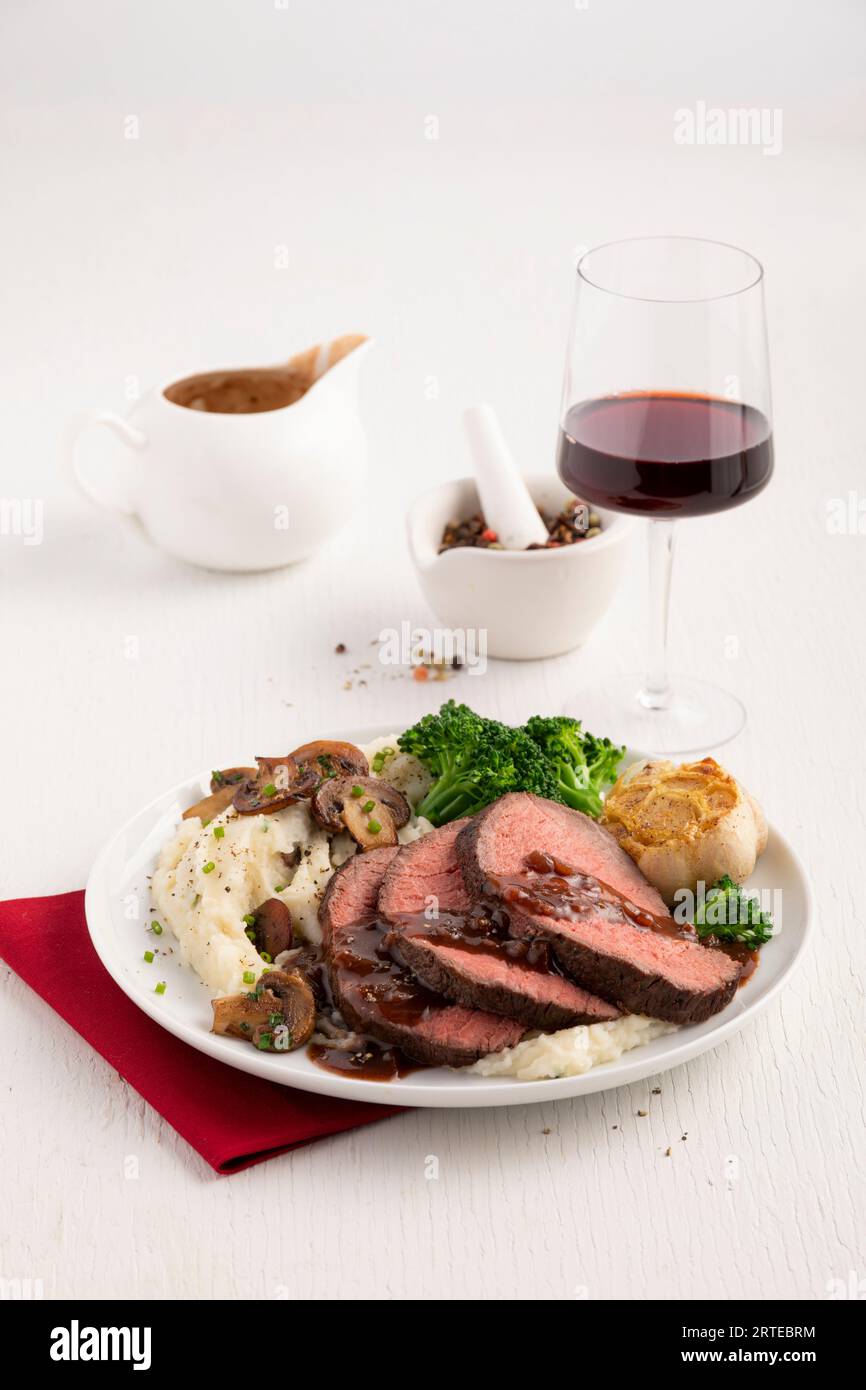 Roastbeef mit Brokkoli, Kartoffelpüree und Soße Stockfoto