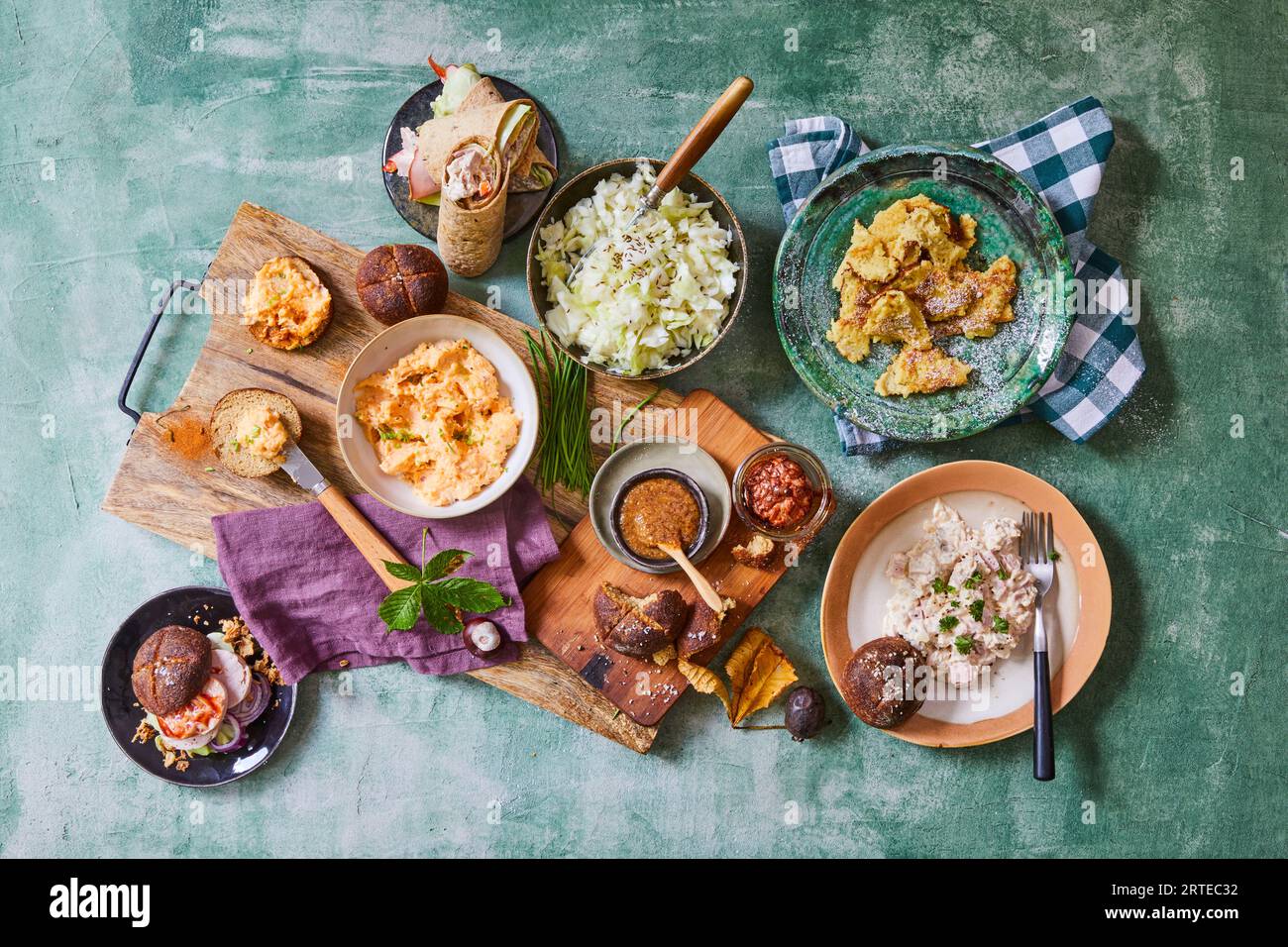 Aufstrich, Salate und Kaiserscharrn aus der Alpenküche Stockfoto