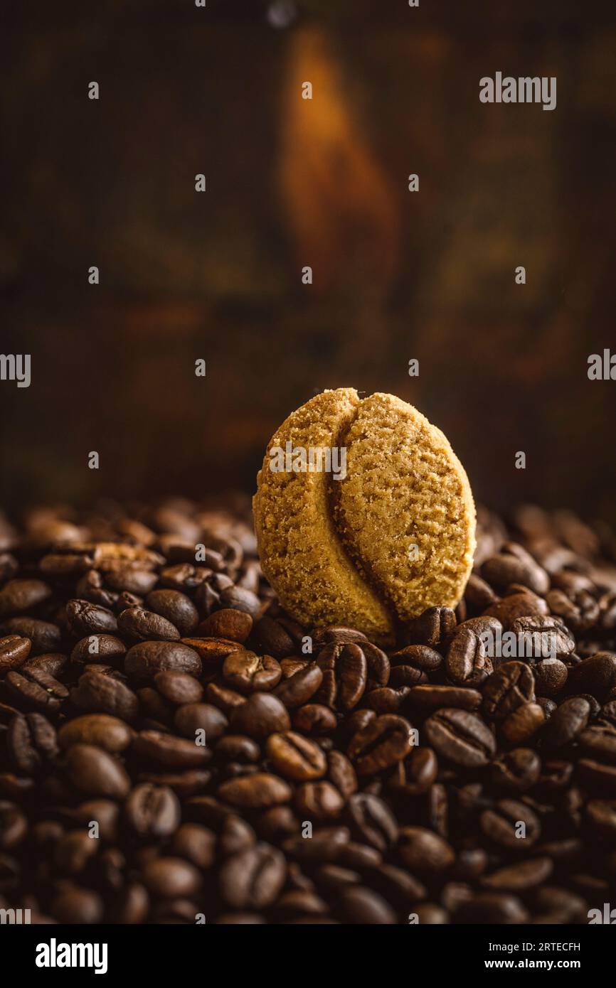 Kaffeebohnen und Kaffeekekekekekse Stockfoto